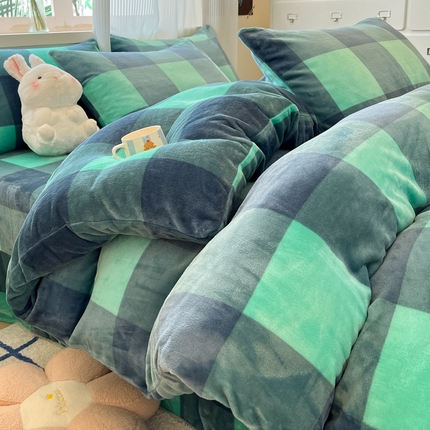 91家纺网 家纺一手货源 找家纺 绘萱家居 2025新款高克重印花牛奶绒四件套 大格-绿