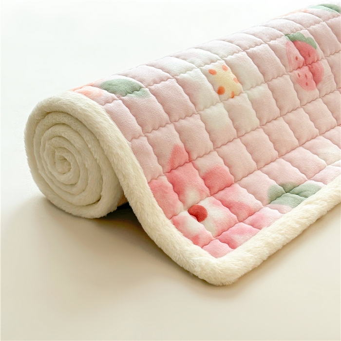 91家纺网 家纺一手货源 找家纺 喜居 2024新款印花牛奶绒床褥垫加厚宝宝绒床褥子床垫薄床垫 缤纷草莓