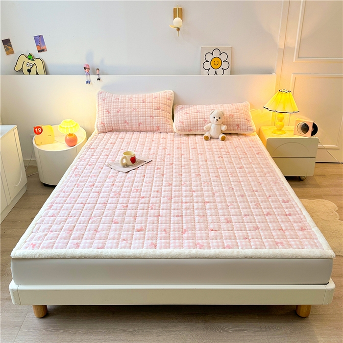 91家纺网 家纺一手货源 找家纺 喜居 2024新款印花牛奶绒床褥垫加厚宝宝绒床褥子床垫薄床垫 粉格浅浅