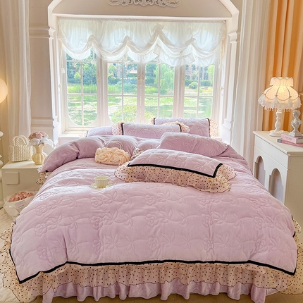 91家纺网 家纺一手货源 找家纺 麒豆豆 2024新款高克重时尚花边牛奶绒四件套床盖款-诺蔓 诺蔓-浅紫