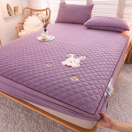 91家纺网 家纺一手货源 找家纺 好眠好梦家纺 2024新款叮当兔牛奶绒绣花单床笠 丁香紫床笠