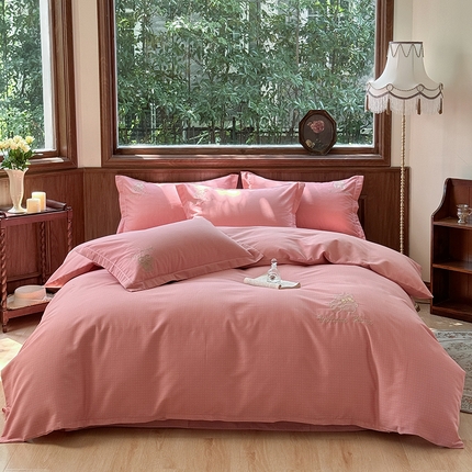 91家纺网 家纺一手货源 找家纺 巧玲珑 2025新款生态绣花四件套 爱丁熊-粉