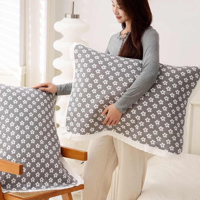 91家纺网 家纺一手货源 找家纺 朴尔家纺-毛巾被 2024新款韩版小碎花边全棉四层纱布枕巾 樱花季-灰