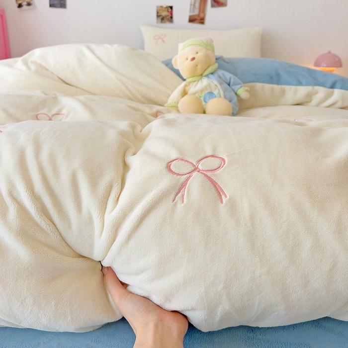 91家纺网 家纺一手货源 找家纺 海岛哥哥 2024新款小清新刺绣牛奶绒四件套 牛奶绒蝴蝶结-天蓝