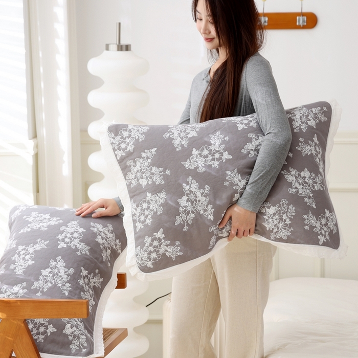 91家纺网 家纺一手货源 找家纺 朴尔家纺-毛巾被 2024新款韩版小碎花边全棉四层纱布枕巾 芬芳-灰