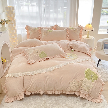 91家纺网 家纺一手货源 找家纺 （总）梦精灵家纺 2025新款高端贵妃绒加厚全消光牛奶绒四件套刺绣雕花拼接工艺（场景1）