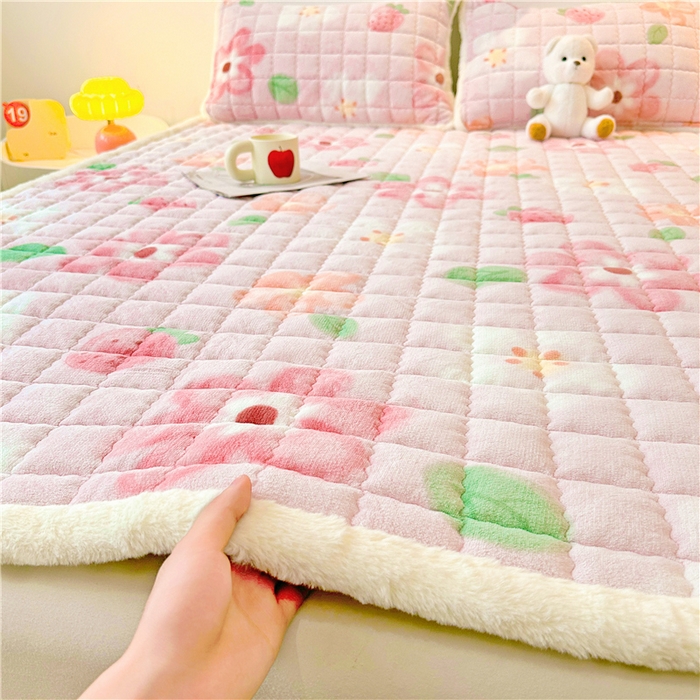 91家纺网 家纺一手货源 找家纺 喜居 2024新款印花牛奶绒床褥垫加厚宝宝绒床褥子床垫薄床垫 缤纷草莓