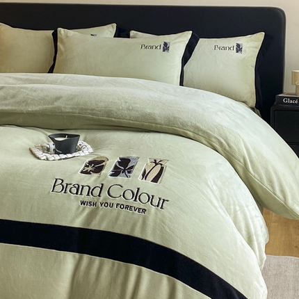 91家纺网 家纺一手货源 找家纺 （总）子曰 2025新款230g全消光牛奶绒刺绣拼接轻奢四件套