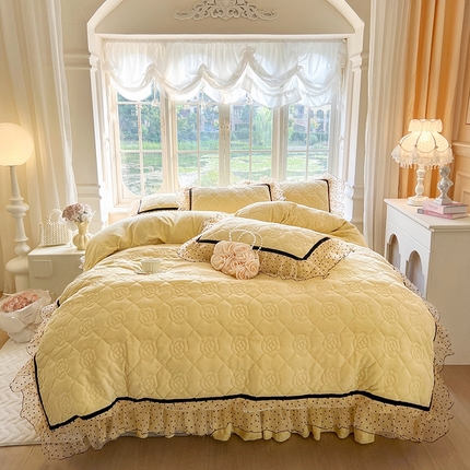 91家纺网 家纺一手货源 找家纺 麒豆豆 2024新款高克重时尚花边牛奶绒四件套床盖款-诺蔓 诺蔓-奶油黄
