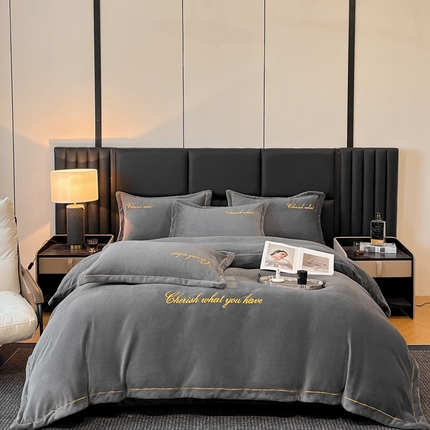 91家纺网 家纺一手货源 找家纺 （总）鸿织源家纺 2025新款230g全消光牛奶绒刺绣四件套