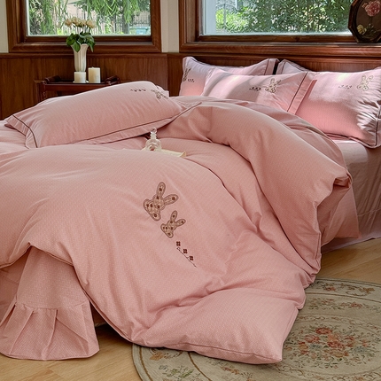 91家纺网 家纺一手货源 找家纺 巧玲珑 2025新款生态绣花四件套 欧尼兔-豆沙