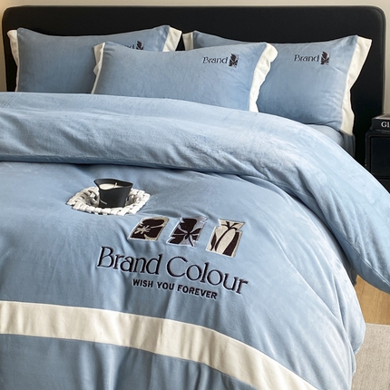 91家纺网 家纺一手货源 找家纺 （总）子曰 2025新款230g全消光牛奶绒刺绣拼接轻奢四件套