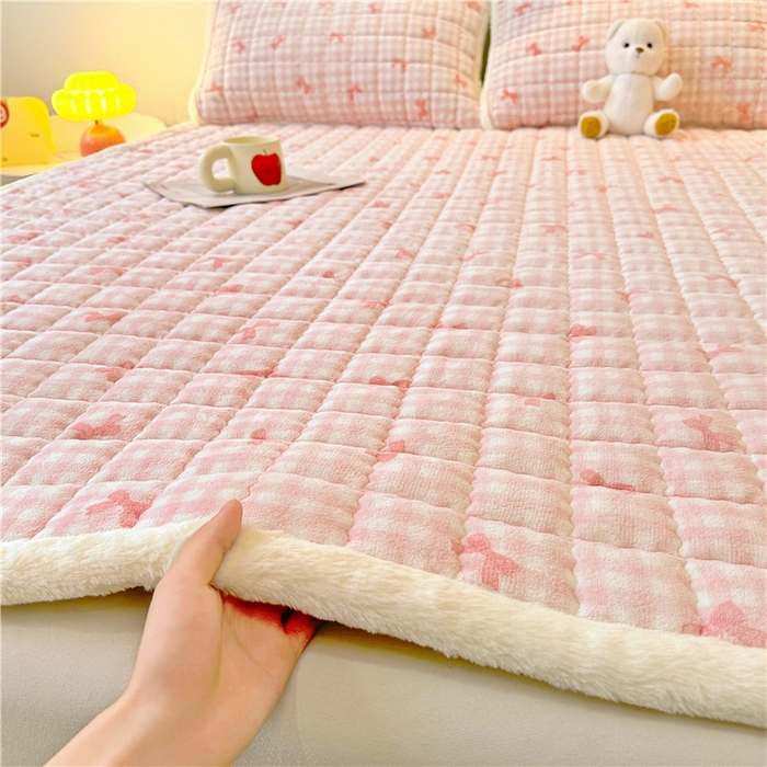 91家纺网 家纺一手货源 找家纺 喜居 2024新款印花牛奶绒床褥垫加厚宝宝绒床褥子床垫薄床垫 粉格浅浅