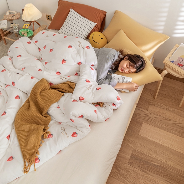 91家纺网 家纺一手货源 找家纺 莱福仕家纺 2024新款全棉13070四季被冬被被子被芯 夏日草莓白