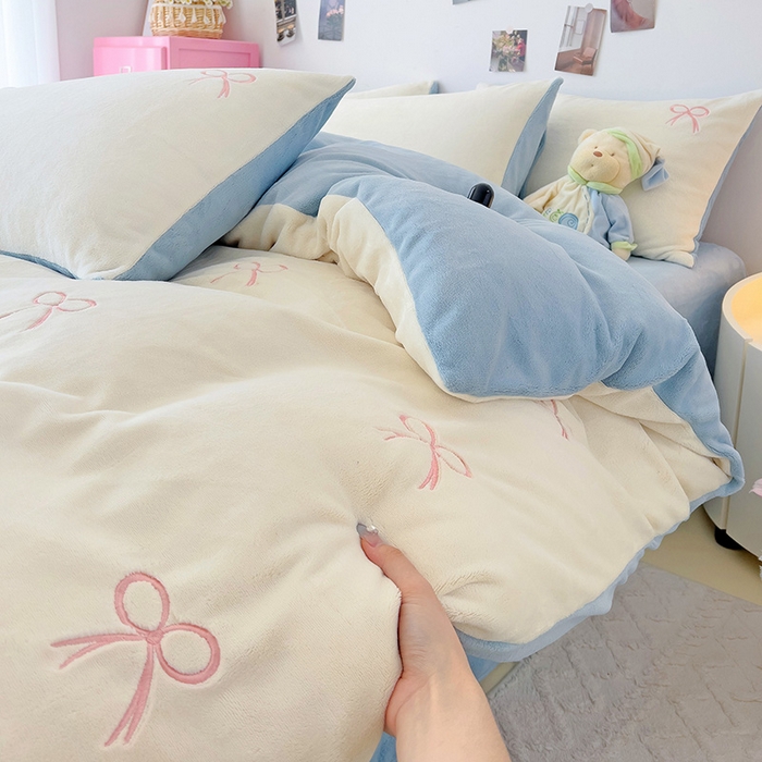 91家纺网 家纺一手货源 找家纺 海岛哥哥 2024新款小清新刺绣牛奶绒四件套 牛奶绒蝴蝶结-天蓝