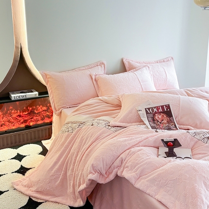 91家纺网 家纺一手货源 找家纺 （总）梵克保罗 2024新款法式轻奢全消光牛奶绒雕花拼接刺绣四件套（含无纺布包装）