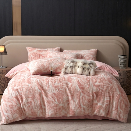 91家纺网 家纺一手货源 找家纺 （总）优贝家纺 2025新款獭兔毛绒兔兔绒轻奢立体雕花绒牛奶绒四件套