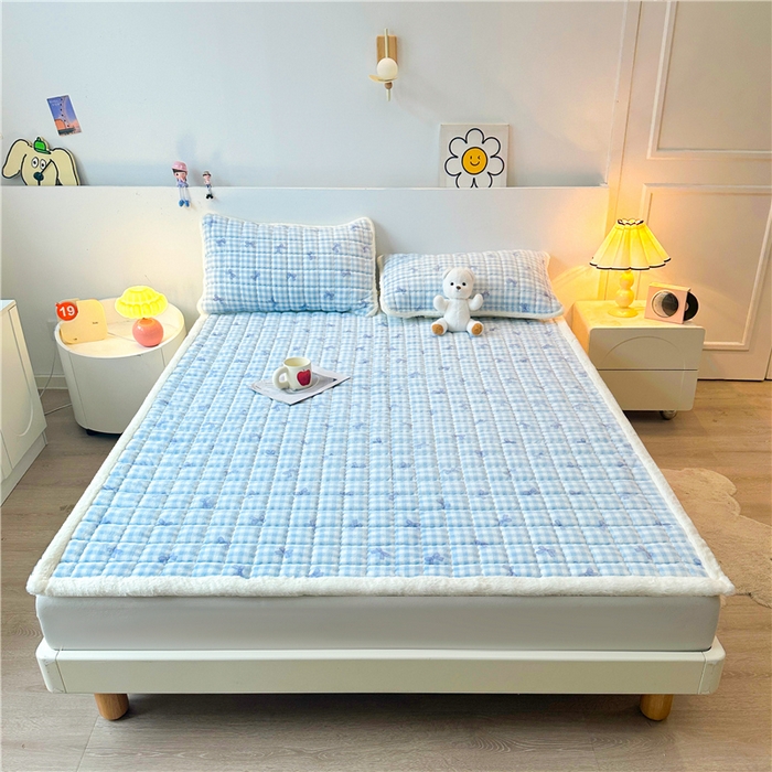 91家纺网 家纺一手货源 找家纺 喜居 2024新款印花牛奶绒床褥垫加厚宝宝绒床褥子床垫薄床垫 蓝格浅浅