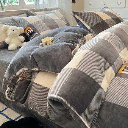 91家纺网 家纺一手货源 找家纺 绘萱家居 2025新款高克重印花牛奶绒四件套 大格-灰