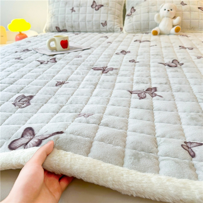 91家纺网 家纺一手货源 找家纺 喜居 2024新款印花牛奶绒床褥垫加厚宝宝绒床褥子床垫薄床垫 蝶恋