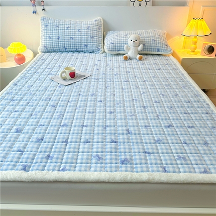 91家纺网 家纺一手货源 找家纺 喜居 2024新款印花牛奶绒床褥垫加厚宝宝绒床褥子床垫薄床垫 蓝格浅浅