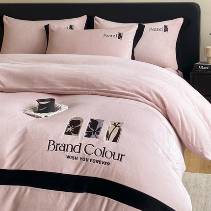 91家纺网 家纺一手货源 找家纺 （总）子曰 2025新款230g全消光牛奶绒刺绣拼接轻奢四件套