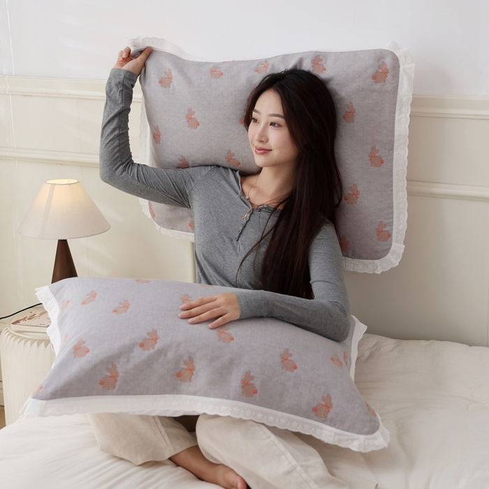 91家纺网 家纺一手货源 找家纺 朴尔家纺-毛巾被 2024新款韩版小碎花边全棉四层纱布枕巾 领结兔-灰