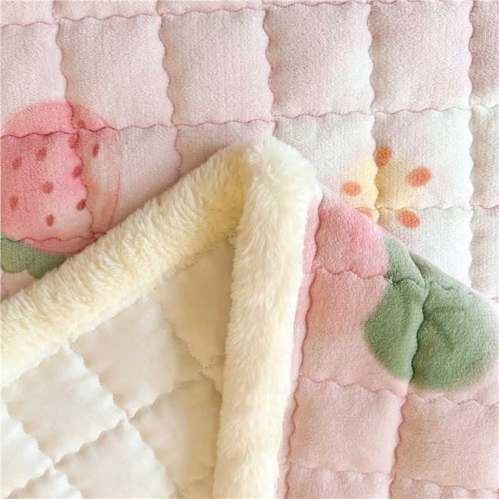 91家纺网 家纺一手货源 找家纺 喜居 2024新款印花牛奶绒床褥垫加厚宝宝绒床褥子床垫薄床垫 缤纷草莓