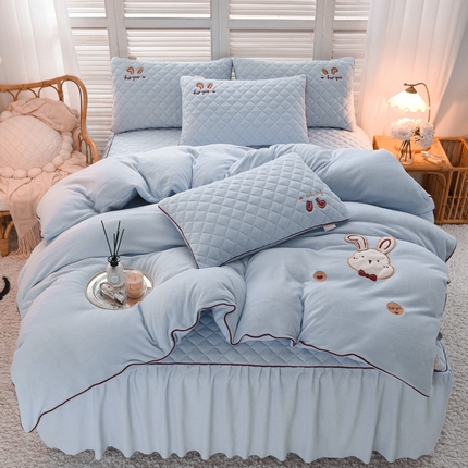 91家纺网 家纺一手货源 找家纺 好眠好梦家纺 2024新款叮当兔牛奶绒绣花床裙款四件套 水兰