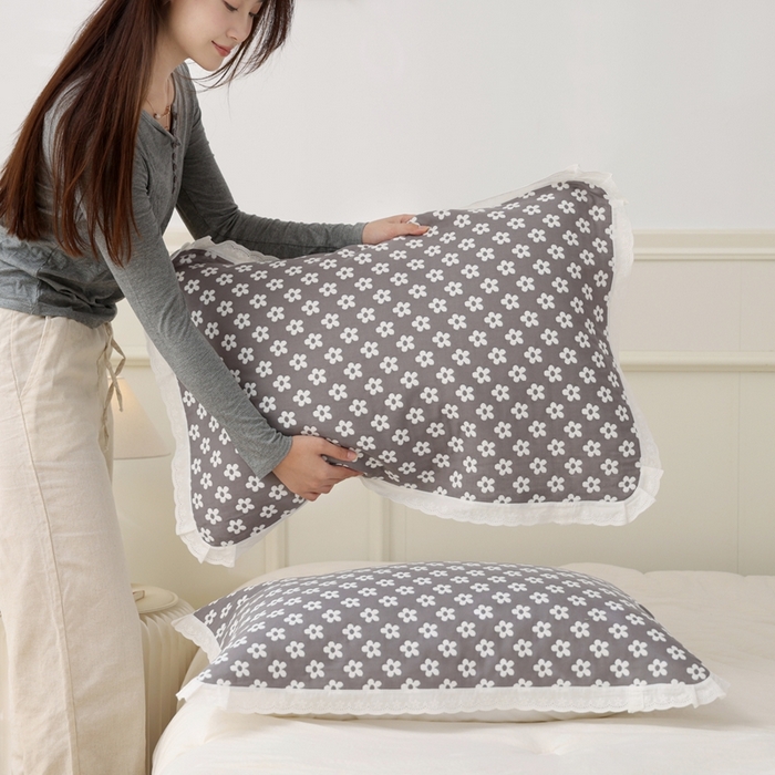 91家纺网 家纺一手货源 找家纺 朴尔家纺-毛巾被 2024新款韩版小碎花边全棉四层纱布枕巾 樱花季-灰