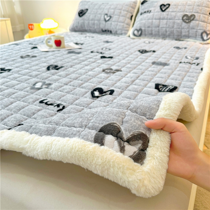 91家纺网 家纺一手货源 找家纺 喜居 2024新款印花牛奶绒床褥垫加厚宝宝绒床褥子床垫薄床垫 幸运心情