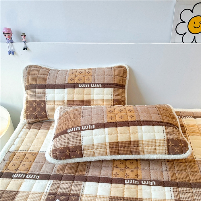 91家纺网 家纺一手货源 找家纺 喜居 2024新款印花牛奶绒床褥垫加厚宝宝绒床褥子床垫薄床垫 温情时光