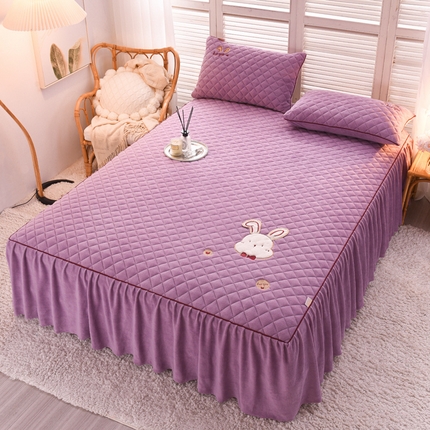 91家纺网 家纺一手货源 找家纺 好眠好梦家纺 2024新款叮当兔牛奶绒绣花单床裙 丁香紫床裙