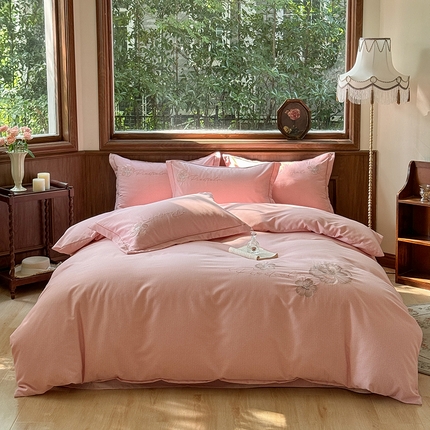 91家纺网 家纺一手货源 找家纺 巧玲珑 2025新款生态绣花四件套 倾世花颜-粉