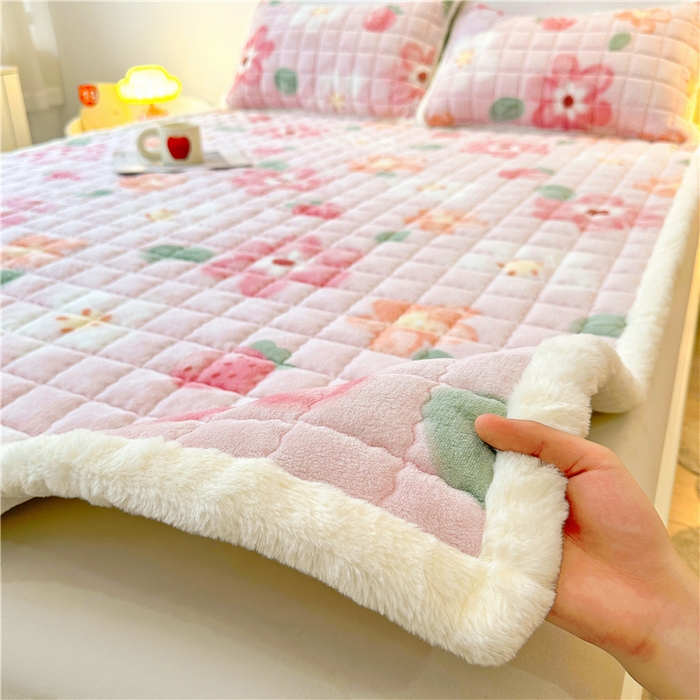 91家纺网 家纺一手货源 找家纺 喜居 2024新款印花牛奶绒床褥垫加厚宝宝绒床褥子床垫薄床垫 缤纷草莓
