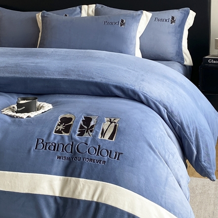 91家纺网 家纺一手货源 找家纺 （总）子曰 2025新款230g全消光牛奶绒刺绣拼接轻奢四件套