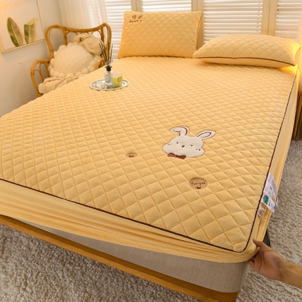 91家纺网 家纺一手货源 找家纺 好眠好梦家纺 2024新款叮当兔牛奶绒绣花单床笠 鹅黄床笠