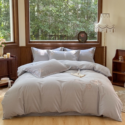 91家纺网 家纺一手货源 找家纺 巧玲珑 2025新款生态绣花四件套 倾世花颜--浅灰