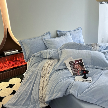 91家纺网 家纺一手货源 找家纺 （总）梵克保罗 2024新款法式轻奢全消光牛奶绒雕花拼接刺绣四件套（含无纺布包装）