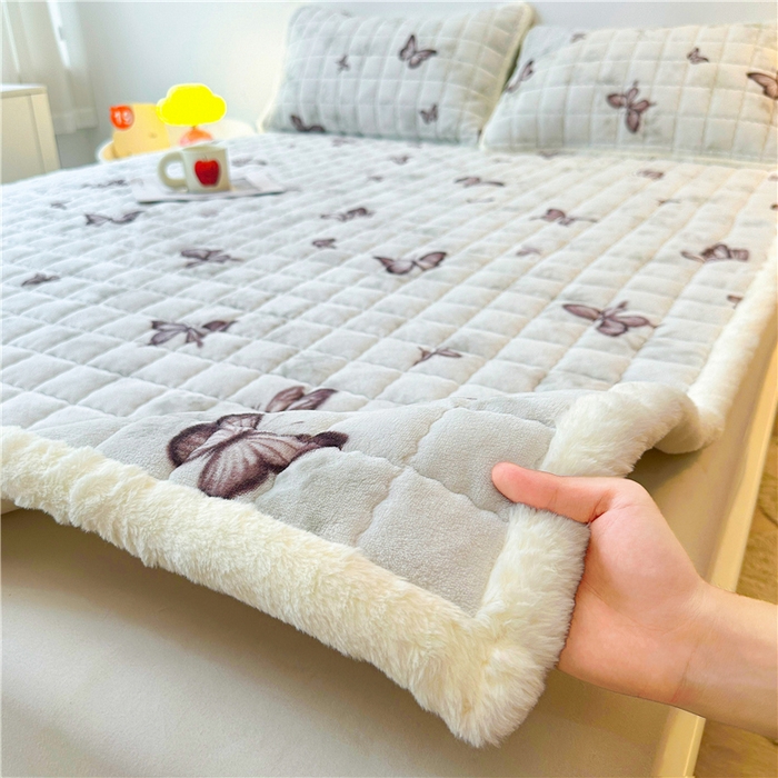 91家纺网 家纺一手货源 找家纺 喜居 2024新款印花牛奶绒床褥垫加厚宝宝绒床褥子床垫薄床垫 蝶恋
