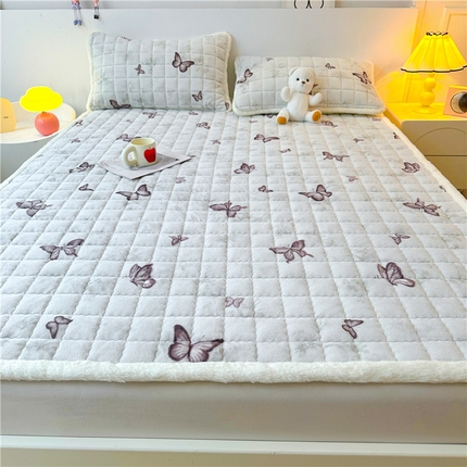 91家纺网 家纺一手货源 找家纺 喜居 2024新款印花牛奶绒床褥垫加厚宝宝绒床褥子床垫薄床垫 蝶恋