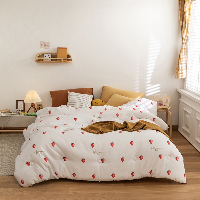 91家纺网 家纺一手货源 找家纺 莱福仕家纺 2024新款全棉13070四季被冬被被子被芯 夏日草莓白