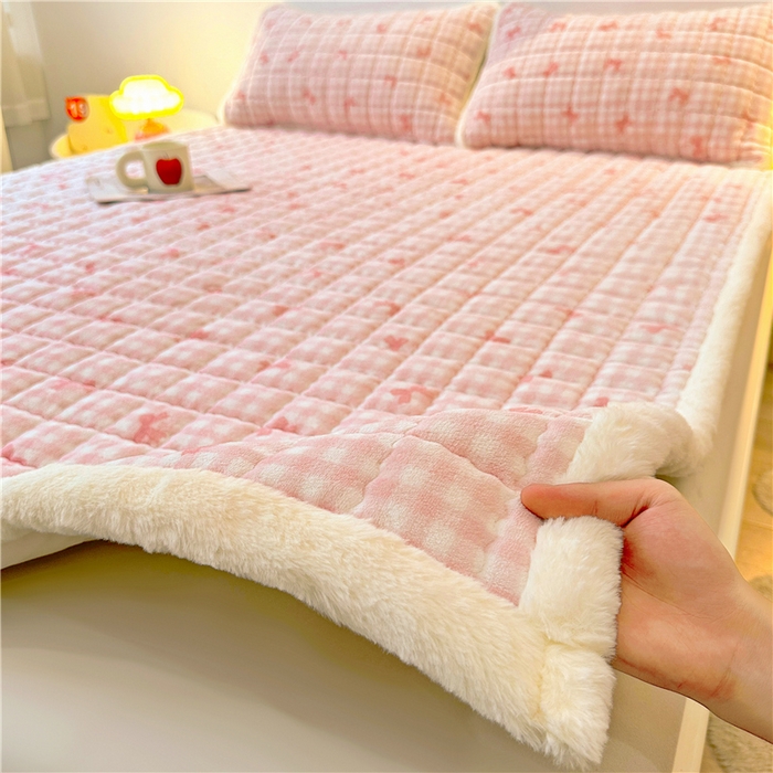 91家纺网 家纺一手货源 找家纺 喜居 2024新款印花牛奶绒床褥垫加厚宝宝绒床褥子床垫薄床垫 粉格浅浅