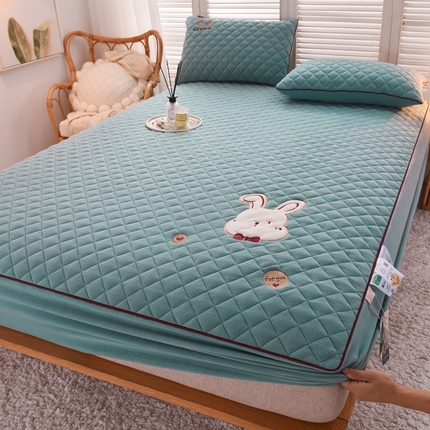 91家纺网 家纺一手货源 找家纺 好眠好梦家纺 2024新款叮当兔牛奶绒绣花单床笠 雾兰床笠