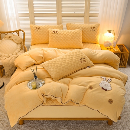 91家纺网 家纺一手货源 找家纺 好眠好梦家纺 2024新款叮当兔牛奶绒绣花床笠款四件套 鹅黄