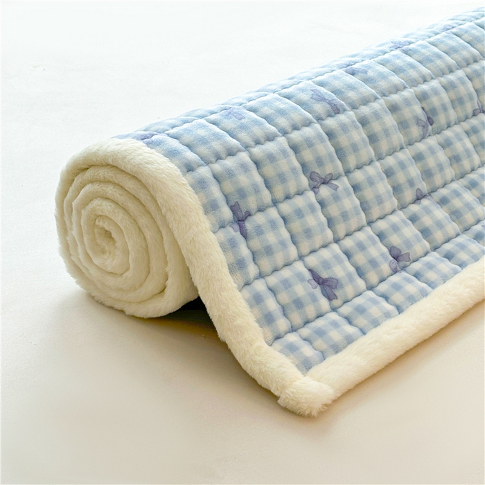 91家纺网 家纺一手货源 找家纺 喜居 2024新款印花牛奶绒床褥垫加厚宝宝绒床褥子床垫薄床垫 蓝格浅浅