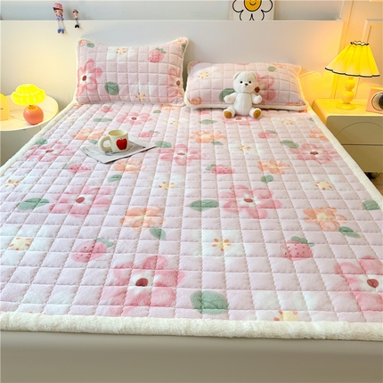 91家纺网 家纺一手货源 找家纺 喜居 2024新款印花牛奶绒床褥垫加厚宝宝绒床褥子床垫薄床垫 缤纷草莓