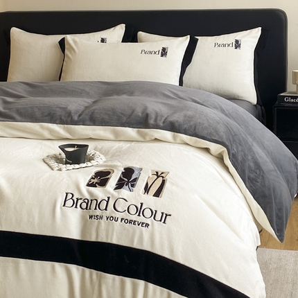 91家纺网 家纺一手货源 找家纺 （总）子曰 2025新款230g全消光牛奶绒刺绣拼接轻奢四件套