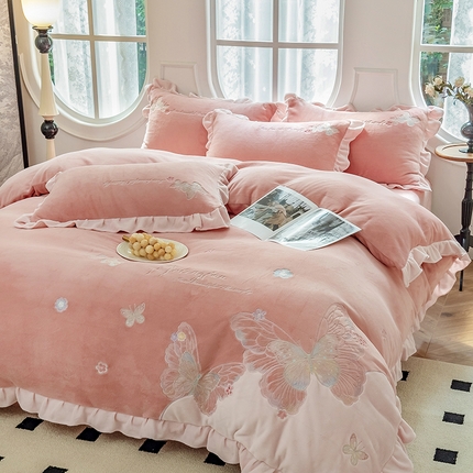 91家纺网 家纺一手货源 找家纺 （总）卡初家居（原微来） 2025秋冬新款A类高克重加厚保暖亲肤牛奶绒四件套--蝶舞系列（提供买家秀）