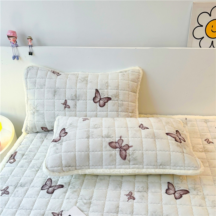 91家纺网 家纺一手货源 找家纺 喜居 2024新款印花牛奶绒床褥垫加厚宝宝绒床褥子床垫薄床垫 蝶恋
